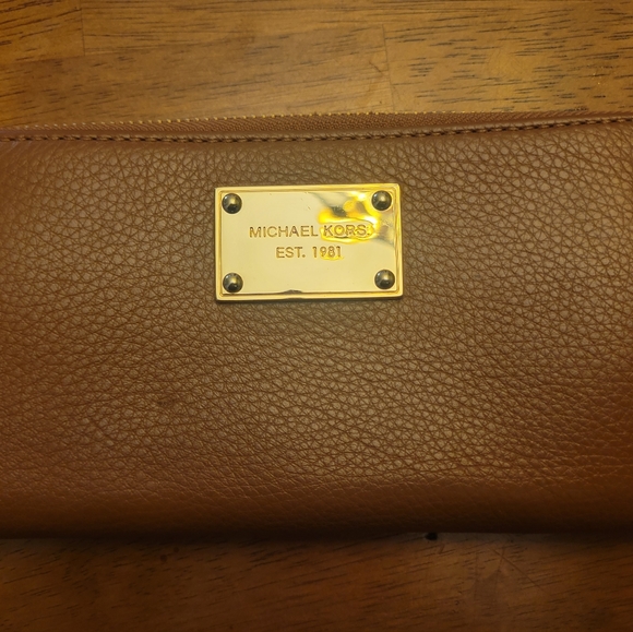 Authentic MK with matching wallet - Picture 3 of 6